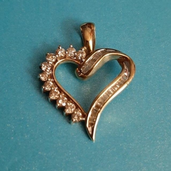 10kt Gold Diamonds Heart Pendant - Picture 6 of 6